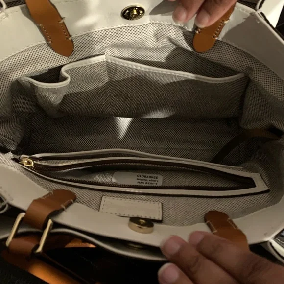 White Dooney and Bourke satchel purse. - Picture 4 of 9